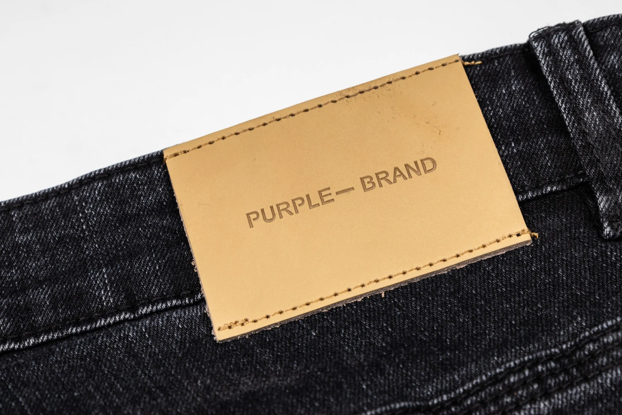 145 PURPLE BRAND 26New Arrival washed jeans with splash holes and holes. Really restores the ultimate Vintage texture. Three-dimensional version. Loose and comfortable, not picky on the figure. Makes taller and slimmer. Factory-made. Original factory quality control. Same style for men and women. Can be paired with couples. Versatile recommendation. Must-have jeans for all seasons. Hipsters have been disappointed. From the quality selection of fabrics, the tailoring of details, and the matching of patterns, they are all impeccable! The upper body is so handsome when worn...it can be easily worn by men, women and children! The craftsmanship is made of heavy-duty washed pure cotton denim fabric. After washing, it is soft and thick. It is very stylish when worn on the body. Color: Black Style number: # Size: 28 30 32 34 36
